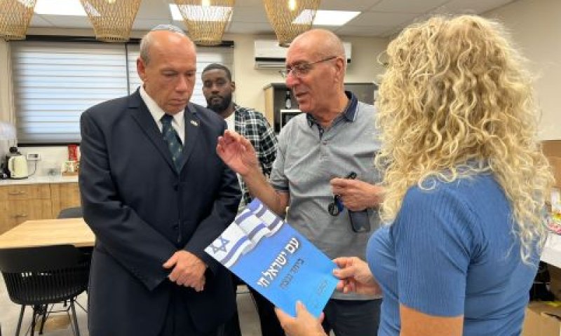 אנגלמן בביקור אצל מפונים באילת