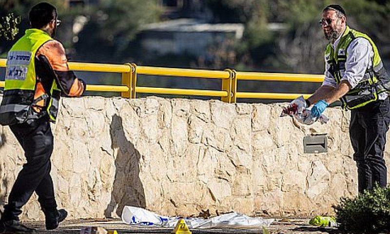 אנשי זק"א בזירת הפיגוע בירושלים [צילום: יונתן זינדל/פלאש 90]