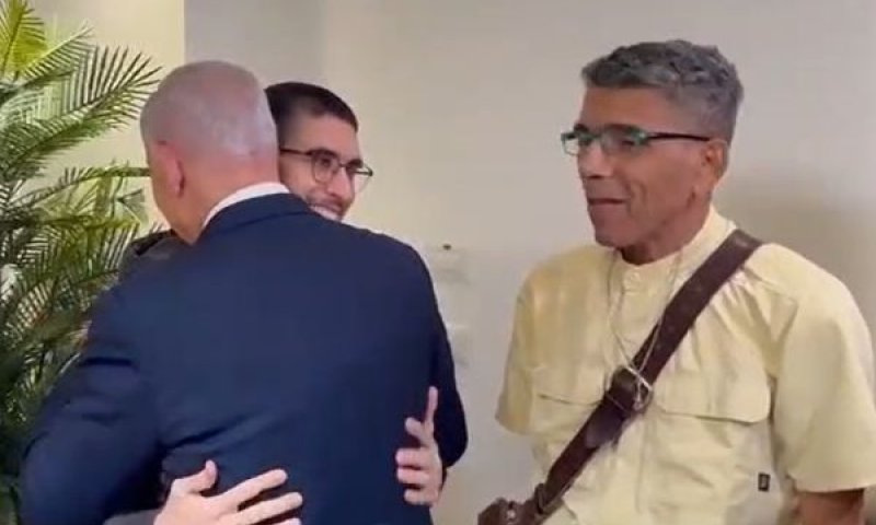 נתניהו ואביתר דוד מתחבקים [צילום: שימוש לפי סעיף 27א לחוק זכויות יוצרים]
