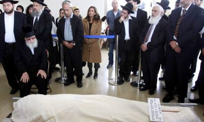 הרב עובדיה יוסף (על כיסא) בלוויית אחיו אברהם עובדיה [צילום: פלאש 90]