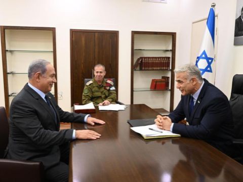 לפיד ונתניהו בתדרוך הביטחוני בקרייה [צילום: חיים צח/ לע"מ]