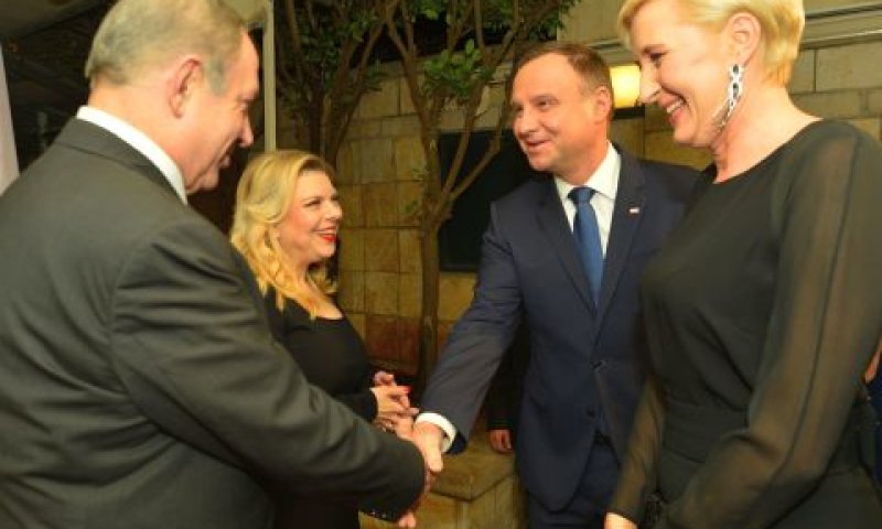 ר"מ ישראל ורעייתו עם נשיא פולין ורעייתו [צילום: קובי גדעון/לע"ם]