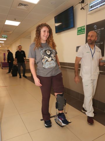 נטע פורטל הולכת בעזרת הסד [צילום: חן גלילי, דוברות הטכניון]