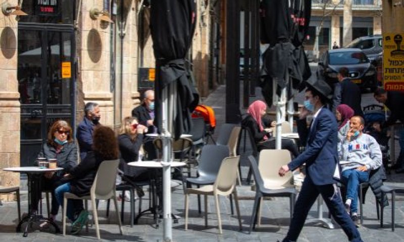 הברים, המסעדות והחנויות חזרו לעבוד [צילום: אוליביה פיטוסי/פלאש 90]