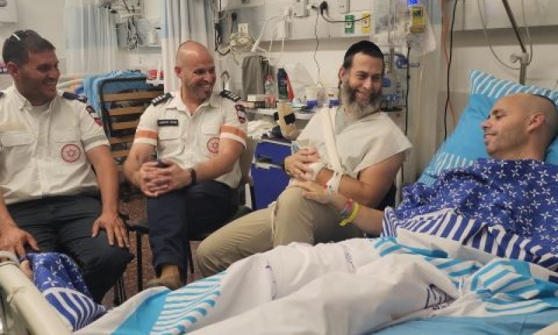 לאחר שחילצו פצועים וטיפלו בהם בתך בית כנסת שהסבו לבית חולים שדה - צוות מד"א פגש את הפצועים מהיום הראשון למלחמה [צילום: דוברות מד"א]
