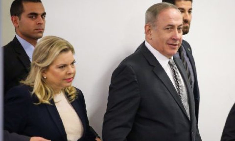 בנימין ושרה נתניהו בבימ"ש השלום בת"א [צילום: מוטי קימחי/פלאש 90]