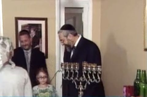 הדלקת נרות בבית משפחת מרגוליס [צילום: מן הטלוויזיה]