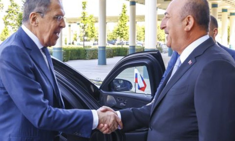 סרגיי לברוב ומבלוט צ'בושולו [צילום: משרד החוץ הרוסי/AP]