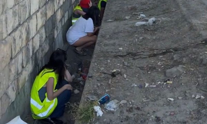 אזרחים מתמגנים בצדי אחד הכבישים [צילום: שימוש לפי סעיף 27א לחוק זכויות יוצרים]