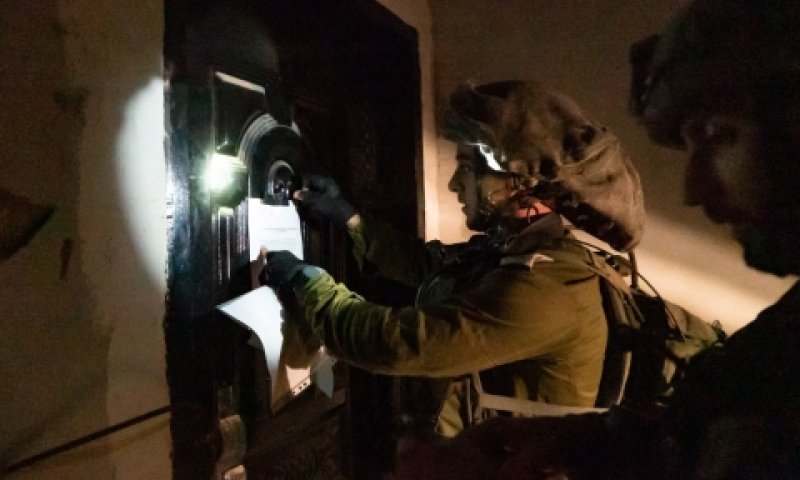 הצמדת צו ההריסה לבית המחבל בג'נין [צילום: דובר צה"ל]