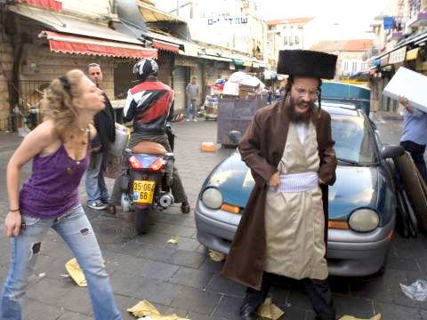 יריקות, קללות ומכות [צילום: פלאש 90]