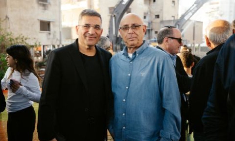 מימין לשמאל: אמנון סעד ראש עיריית יהוד - מונוסון, יעקב אטרקצי , מנכ״ל ובעלים אאורה [צילום: יח"צ אאורה]