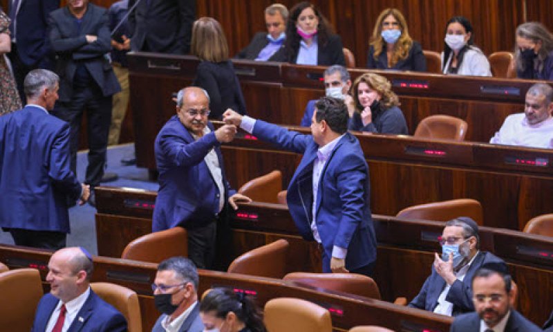 עודה וטיבי חוגגים את הפלת החוק [צילום: יונתן זינדל/פלאש 90]