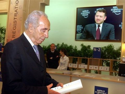 שמעון פרס מגיע לפורום [AP]