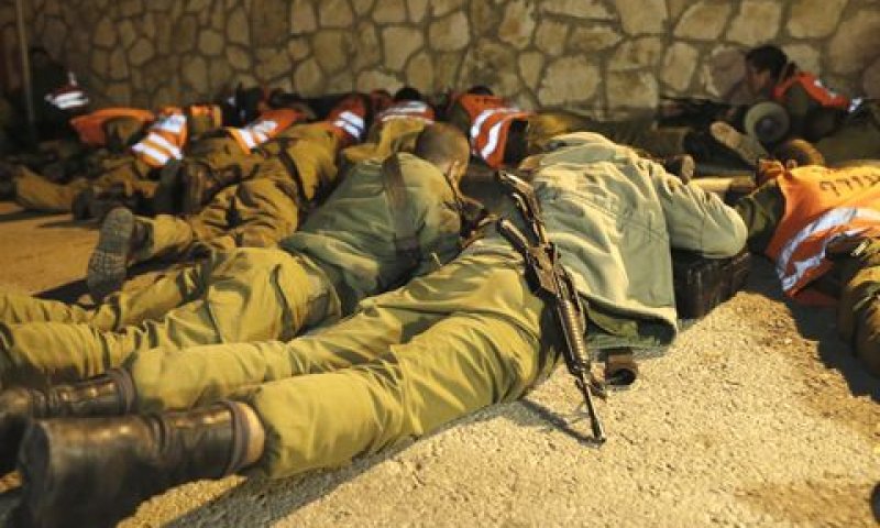 תופסים מחסה בעת האזעקה [צילום: פלאש 90]