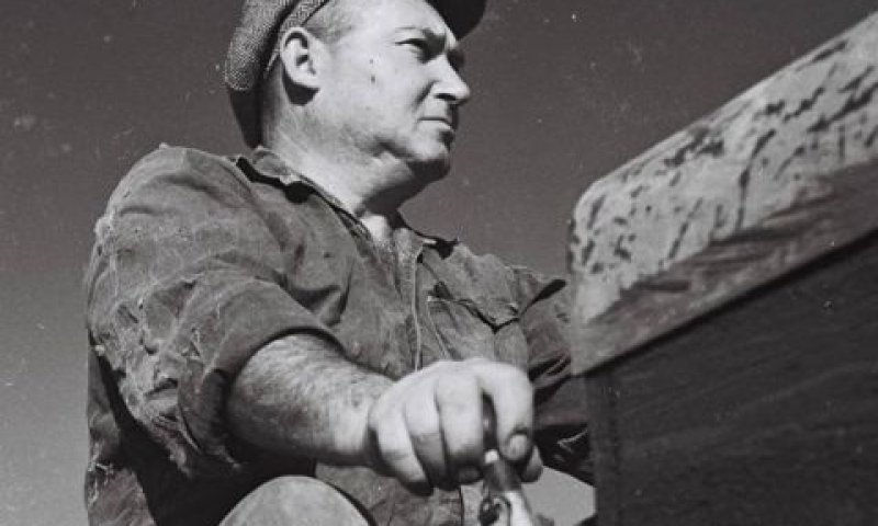 חלוצי ההתיישבות, חבר קיבוץ דגניה א' [צילום: זולטן קלוגר/לע"מ]