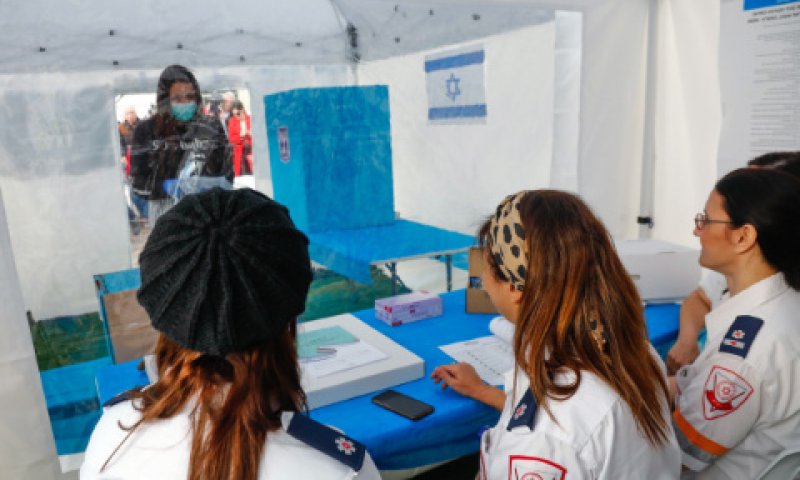 קלפי בת"א לשוהים בבידוד [צילום: פלאש 90]