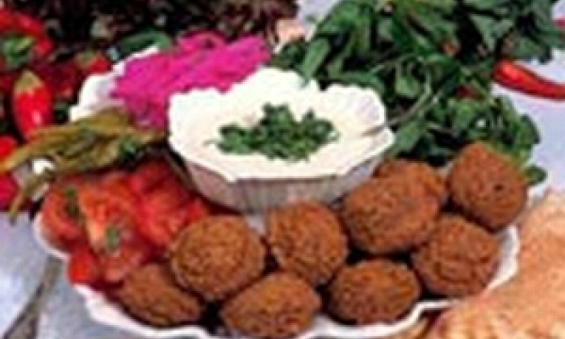 פלאפל וחומוס בצלחת אחת ובשלישייה הפותחת