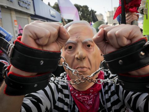 מתנגדי נתניהו מחוץ לבית המשפט [צילום: אוליביה פיטוסי, פלאש 90]