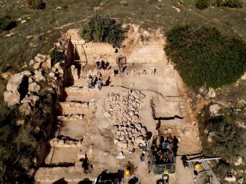 עבודות חפירת חצר המערה [צילום: אמיל אלג'ם, רשות העתיקות]