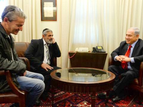 נתניהו נפגש עם הנהג והנוסע שגילו אתמול ערנות [צילום: קובי גדעון/לע"מ]