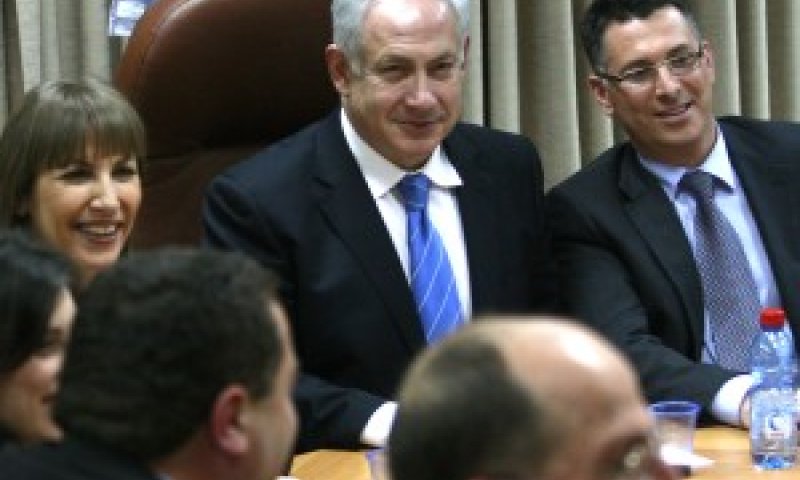 אווירת ניצחון בישיבת הסיעה. נתניהו, סער ולבנת [צילום: פלאש 90]