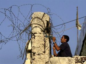 אתמול עוד התבצרו על הגג [צילומים:AP]