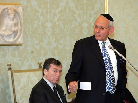 ישראל זינגר מדבר בפני האפיפיור [צילום: AP]
