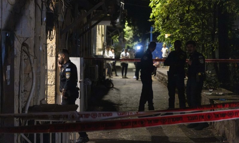 שוטרים בזירת הרצח, אמש, בשכונת נחלאות [צילום: חיים גולדברג/פלאש 90]