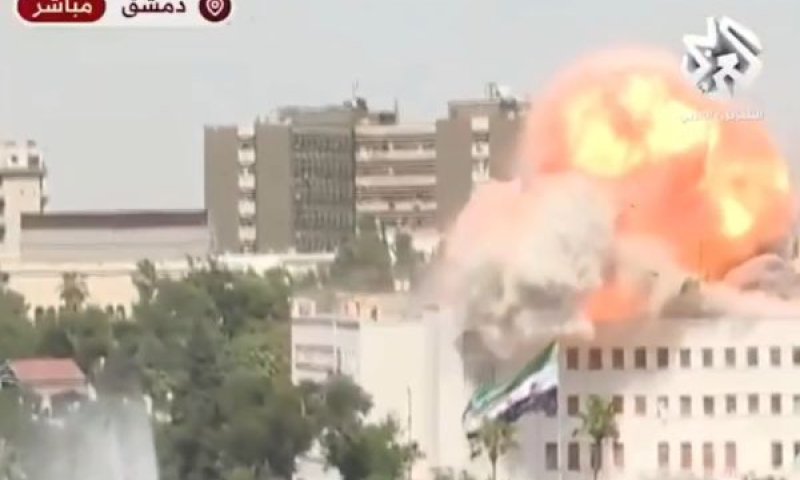 מבנה המטכל הסורי עולה בלהבות [צילום: רשתות ערביות, שימוש לפי סעיף 27 א']