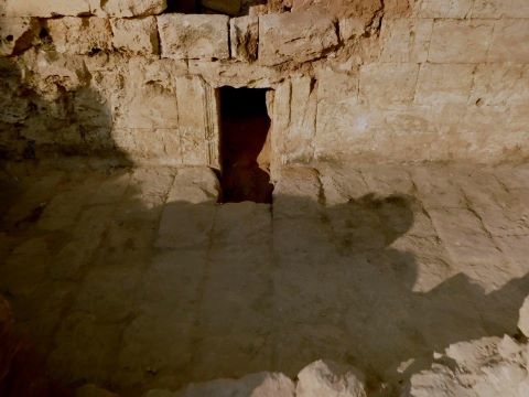 חצר מערת הקבורה שנחשפה בשפלת יהודה [צילום: אמיל אלג'ם, רשות העתיקות]