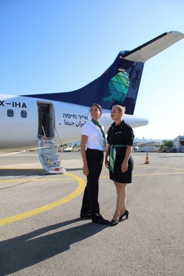 ענבר וינשטין מנהלת דיילי האוויר של אייר חיפה וענבל לרר מנהלת הדרכת דיילי אוויר [צילום: סיון פרג']