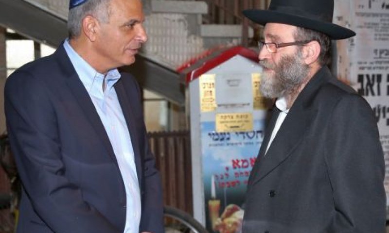 משה כחלון ומשה גפני לאחר פגישתם עם הרב חיים קנייבסקי [צילום: יעקב כהן/פלאש 90]