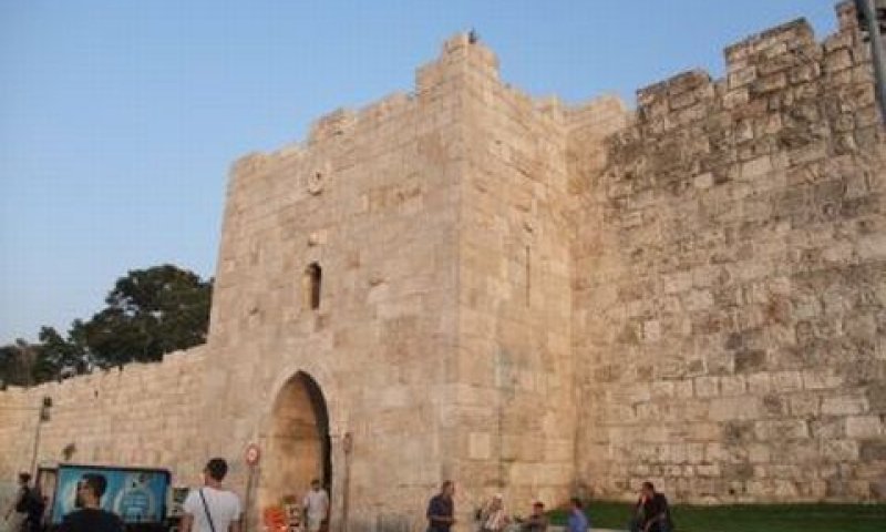 שער הפרחים. זירת האירוע