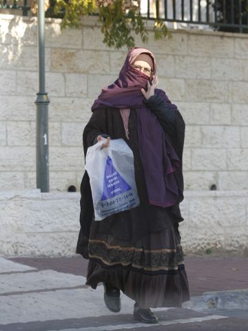 אישה חרדית בבית שמש [צילום: פלאש 90]