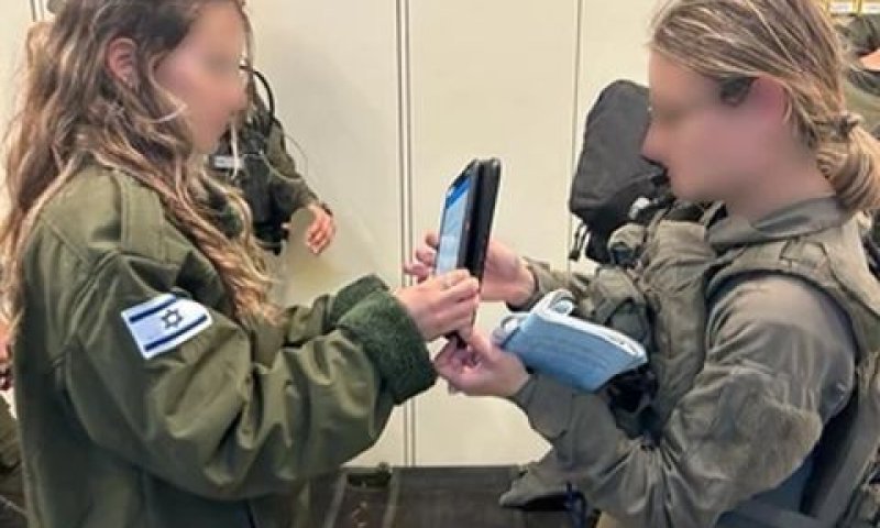 מידע רפואי מועבר מהשטח [צילום: דובר צה"ל]