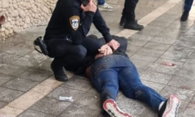 מעצר המחבל בזירה [צילום: שימוש לפי סעיף 27א לחוק זכויות יוצרים]