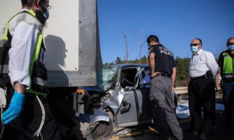 תאונה בין משאית למכונית שבה נהרגו שני ילדים [צילום: יונתן זינדל/פלאש 90]