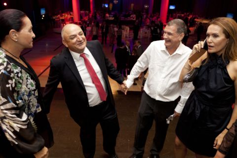חיים רמון, יצחק תשובה ובנות זוגם [צילום: דוד וקנין]