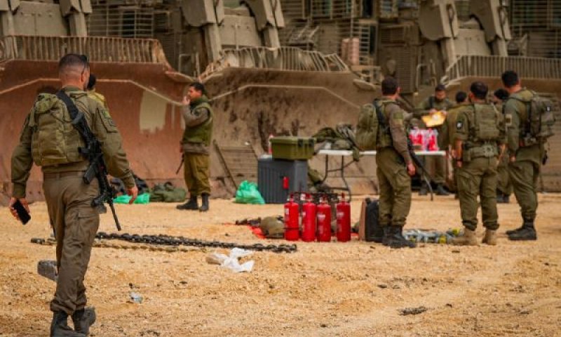 נקודת כינוס בגבול. דיפלומטיה לצד הלחימה [צילום: אייל מרגולין/פלאש 90]