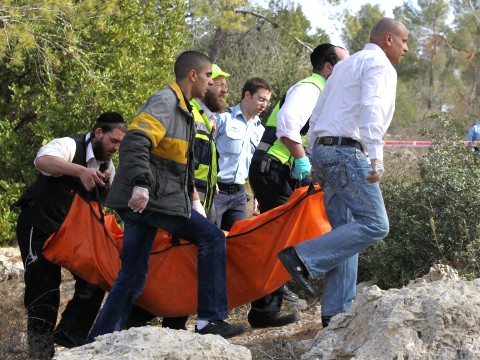פינוי גופתה של כריטין לוגן [צילום: פלאש 90]