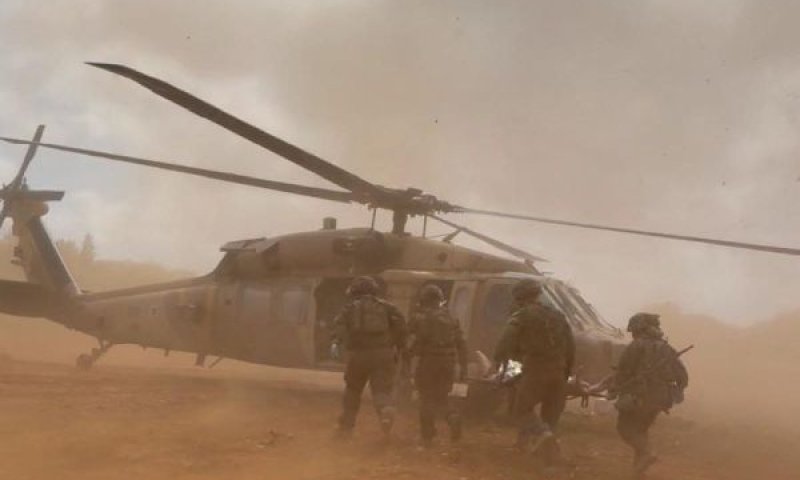 פינוי אחד הפצועים מהשטח [צילום: שימוש לפי סעיף 27א לחוק זכויות יוצרים]