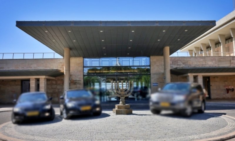 שלושת כלי הרכב שהועברו ליחידות המשטרתיות [צילום: נועם מושקוביץ, דוברות הכנסת]
