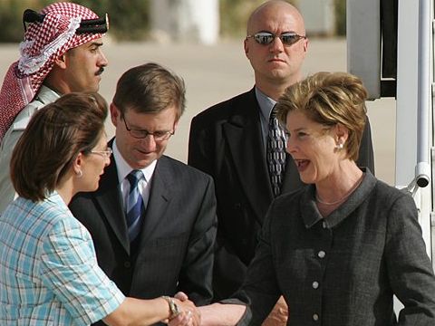 לורה בוש מגיעה לירדן להשתתף בדיוני הוועידה [AP]