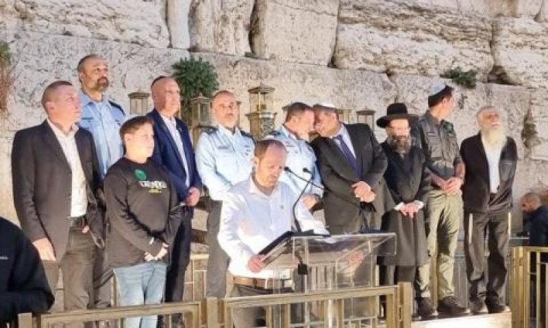 בן גביר וקובי שבתאי בהדלקת נרות בכותל