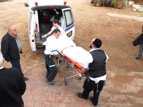 פינוי גופות הרוגי התרסקות המסוק [צילום: פלאש 90]