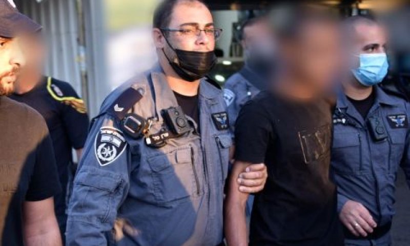 שמירה על כבוד האדם בעת מעצר [צילום: דוברות המשטרה]