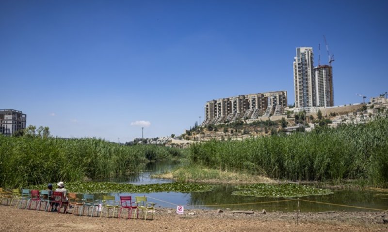 גשר להולכי רגל יחבר את מתחם המגורים עם פארק עמק הצבאים [צילום: יונתן זינדל/פלאש 90]
