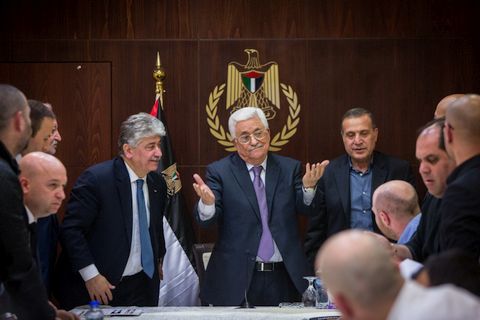 עם הכתבים הישראלים ברמאללה [צילום: יונתן זינדל/פלאש 90]