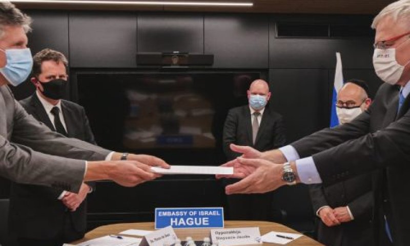 שגריר ישראל בהולנד, נאור גילאון ונציג ארגון הגג של הכנסייה הפרוטסטנטית הרפורמיסטית [צילום: משרד החוץ]